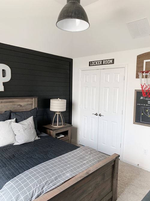 Shiplap_Bedroom_Makeover_MidnightBlackShiplap_Closet