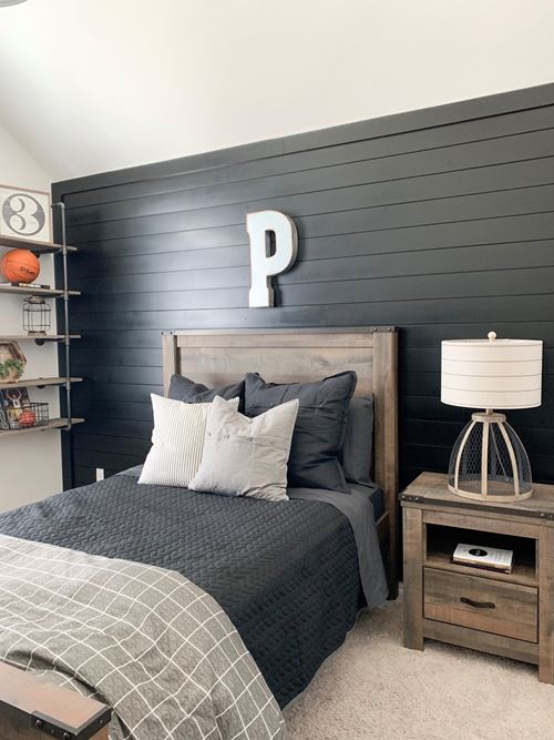 Shiplap_Bedroom_Makeover_MidnightBlackShiplap_lamp