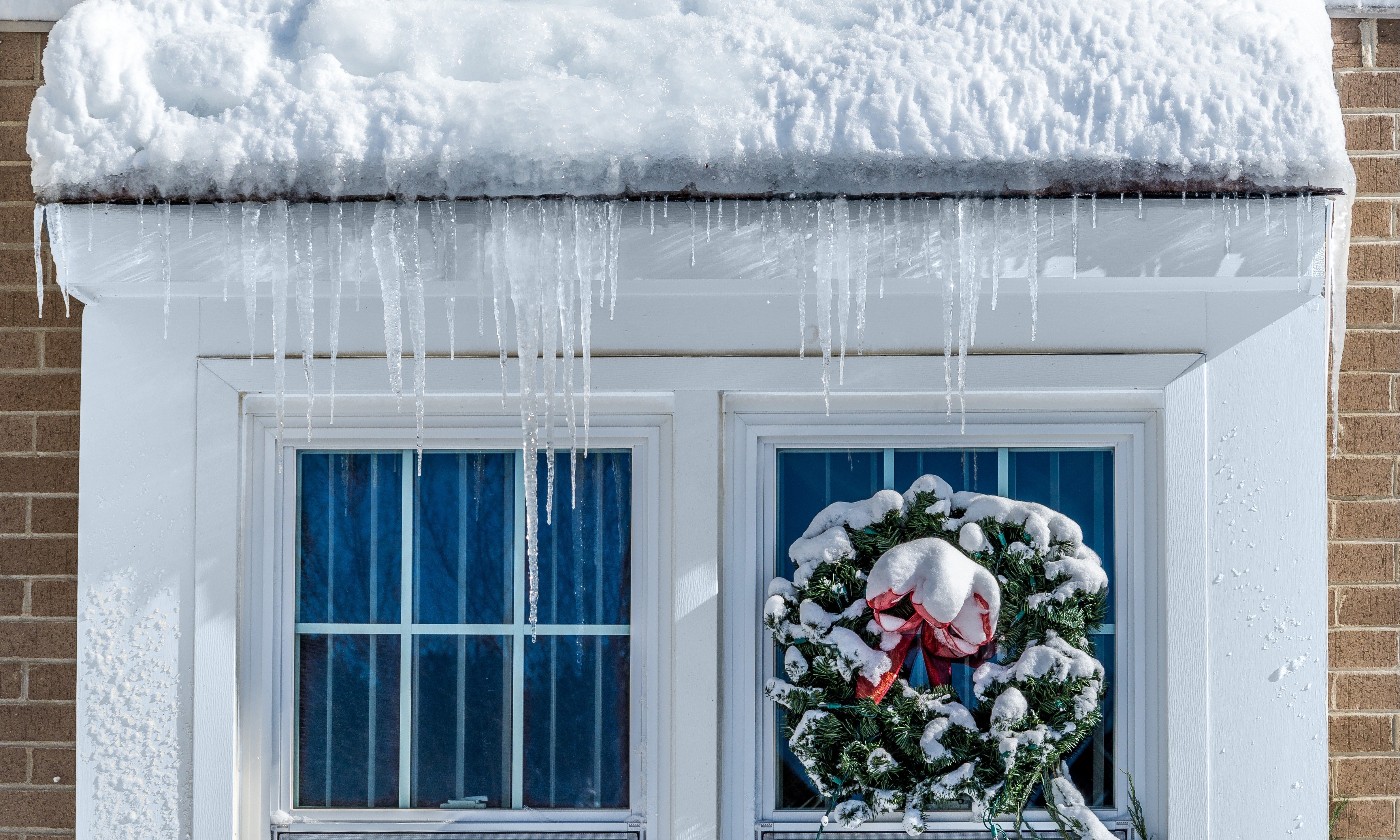 White-Trim_Winter-Window-Wreath